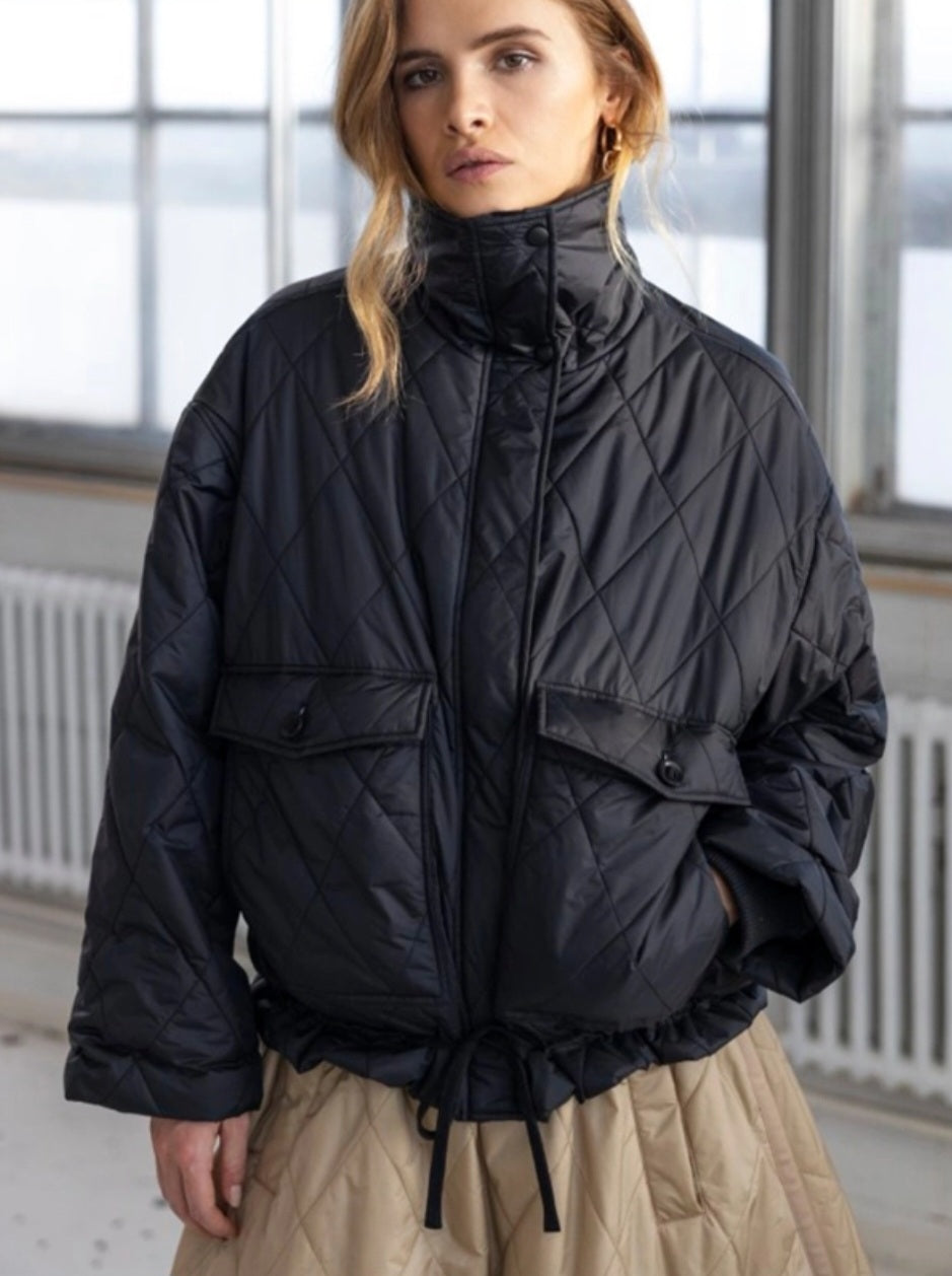Project AJ117 - Naia Jakke, Sort