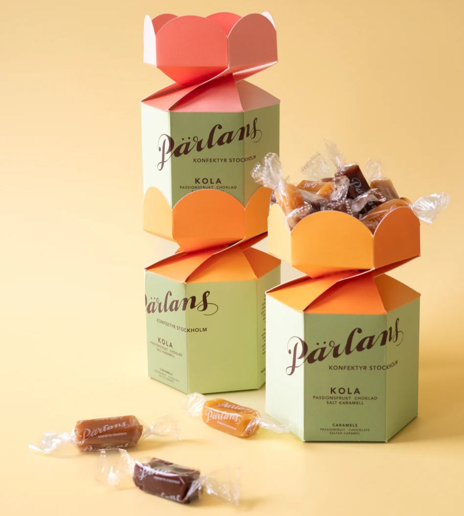 Pârlans Konfektyr Stockholm - Blomsterboks med 12 stk. Karameller - Passionsfrugt, Chokolade og Saltkaramel, 120 gr.