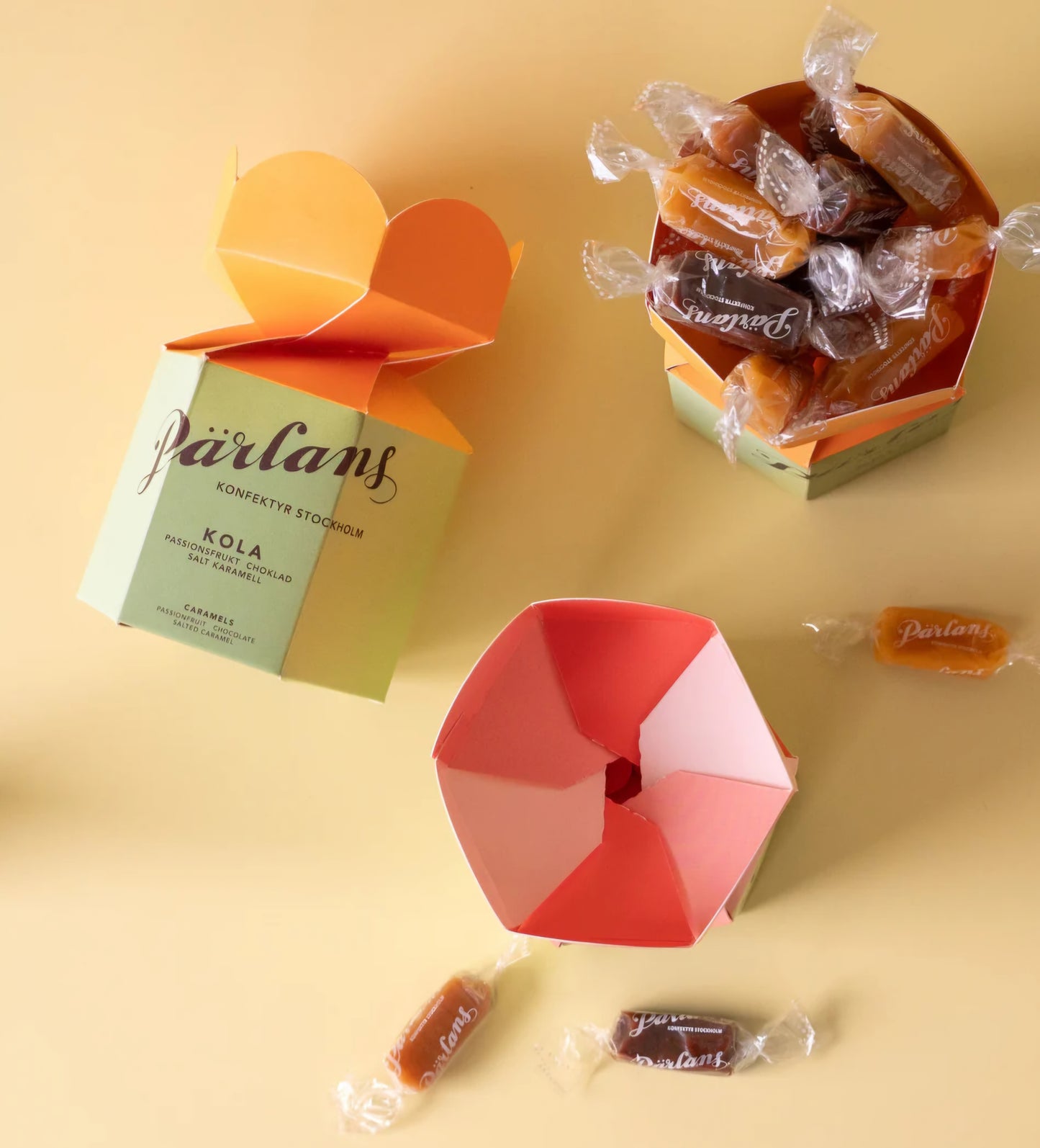 Pârlans Konfektyr Stockholm - Blomsterboks med 12 stk. Karameller - Passionsfrugt, Chokolade og Saltkaramel, 120 gr.