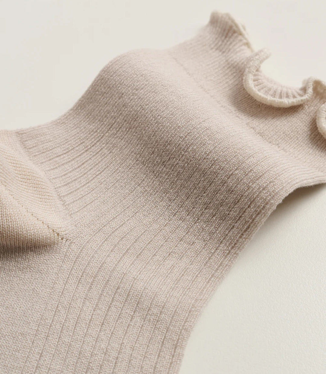aiayu - Cotton Frill Sock, Fås i farverne Milk, Black og Chocolate