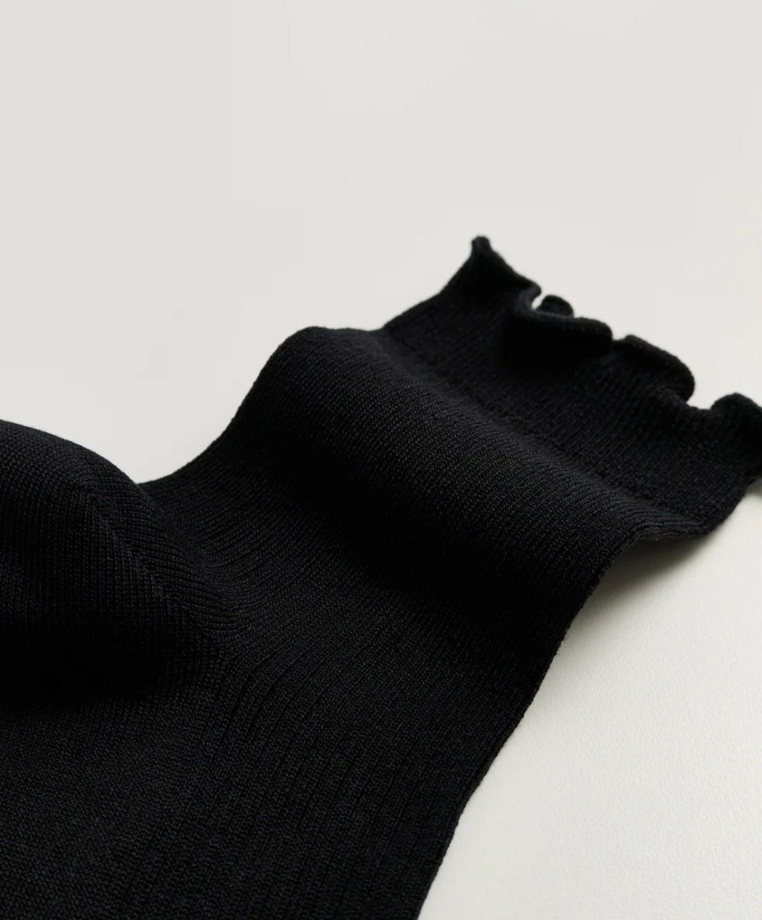 aiayu - Cotton Frill Sock, Fås i farverne Milk, Black og Chocolate