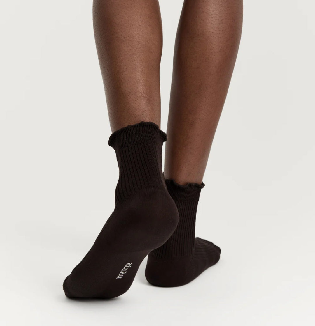 aiayu - Cotton Frill Sock, Fås i farverne Milk, Black og Chocolate