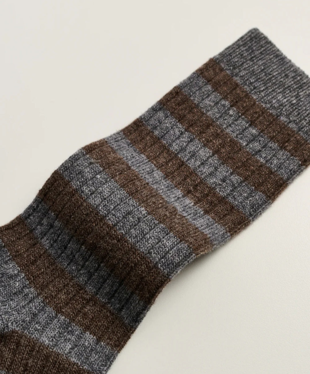 aiayu - Striped Cashmere Sock, Fås i farverne Mix Grey og Mix Beige