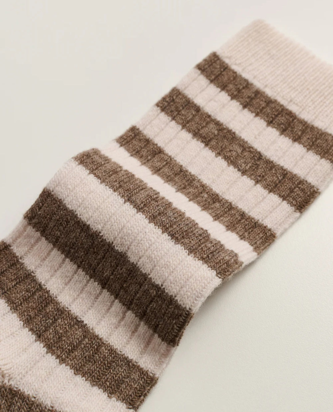aiayu - Striped Cashmere Sock, Fås i farverne Mix Grey og Mix Beige