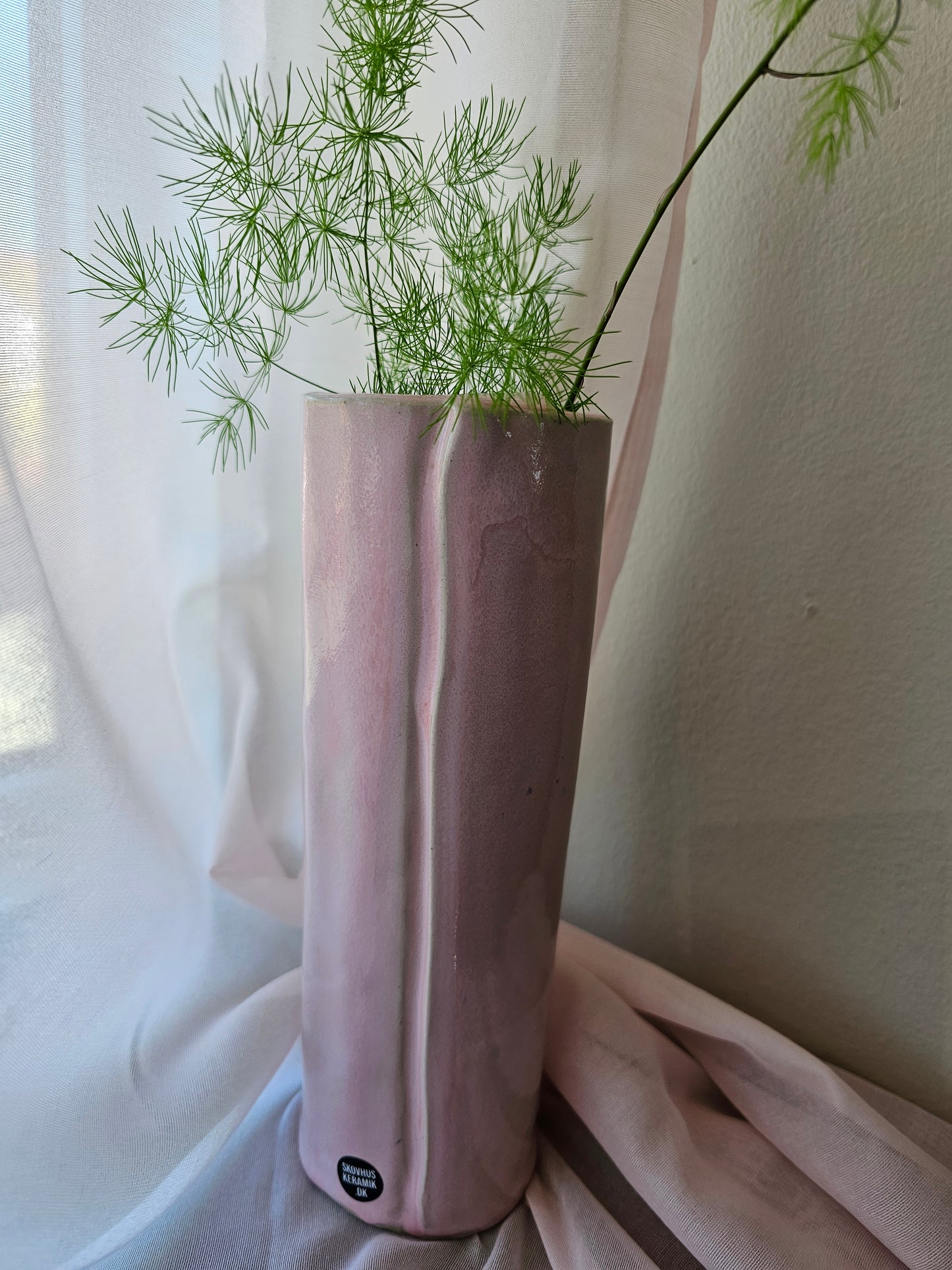 Skovhus Keramik - Vase, Fås i farverne rosa, creme og coffee