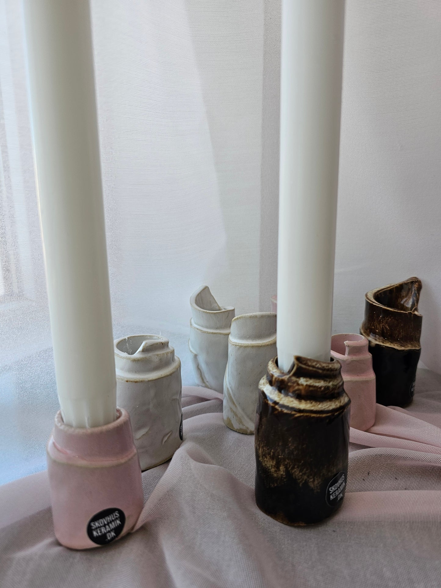 Skovhus Keramik - Lysestage, Fås i farverne rosa, creme og coffee