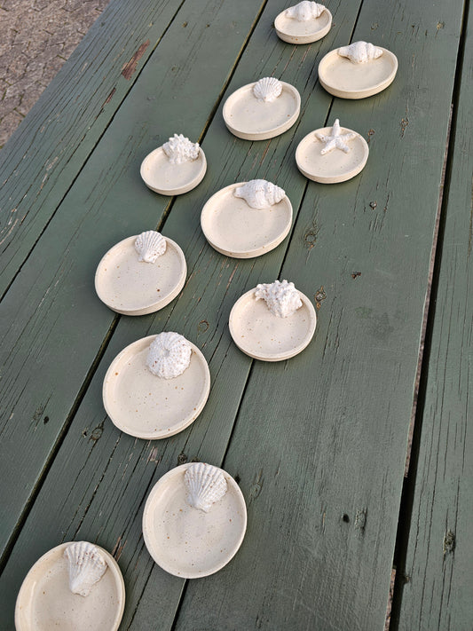 RUMklang Indretning - Handmade by Nord v/Christine Nordkap x RUMklang - Skåle i to størrelser pyntet med skaller, Stentøj, Sand