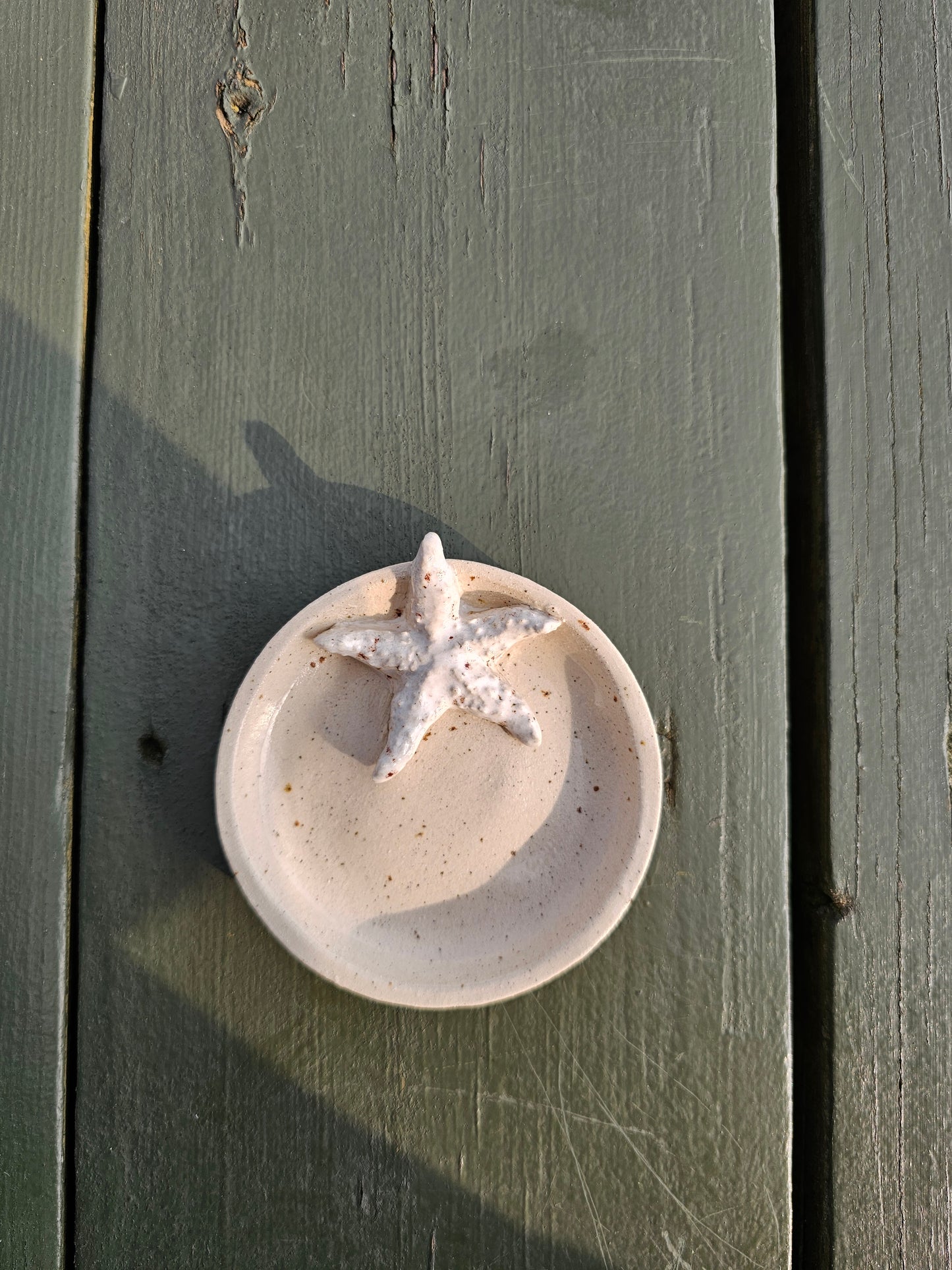 RUMklang Indretning - Handmade by Nord v/Christine Nordkap x RUMklang - Skåle i to størrelser pyntet med skaller, Stentøj, Sand