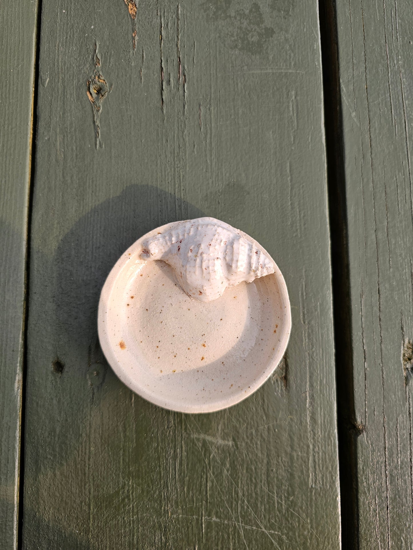 RUMklang Indretning - Handmade by Nord v/Christine Nordkap x RUMklang - Skåle i to størrelser pyntet med skaller, Stentøj, Sand