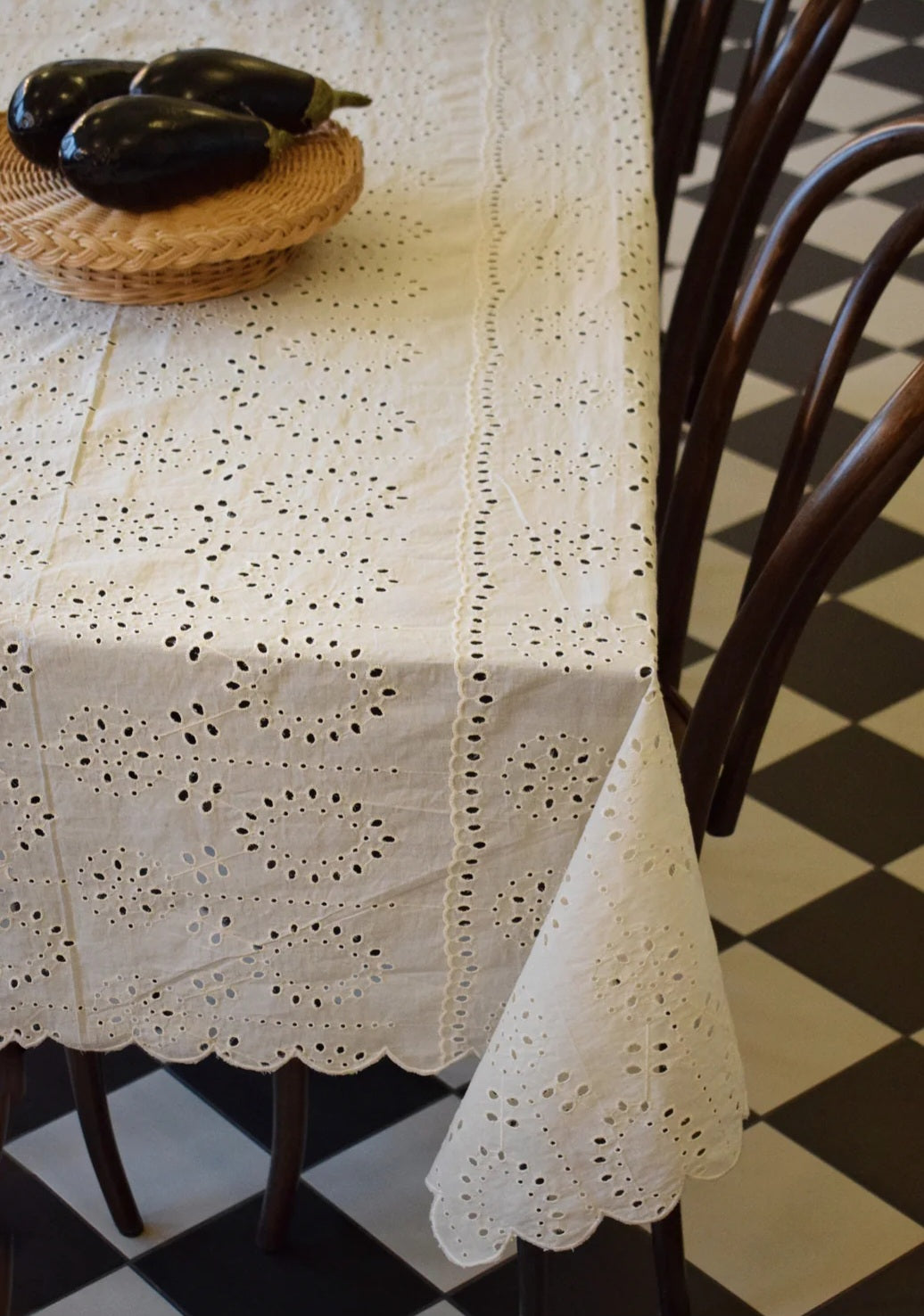 Jou Quilts - Embroidery Anglaise Table Cloth, White, Fås i 2 størrelser - 140x240 cm. & 140x280 cm.