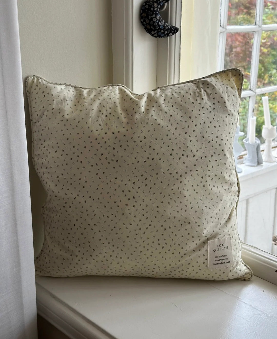 Jou Quilts - Piping Cushion, 45x45 cm., Blue Small Flowers