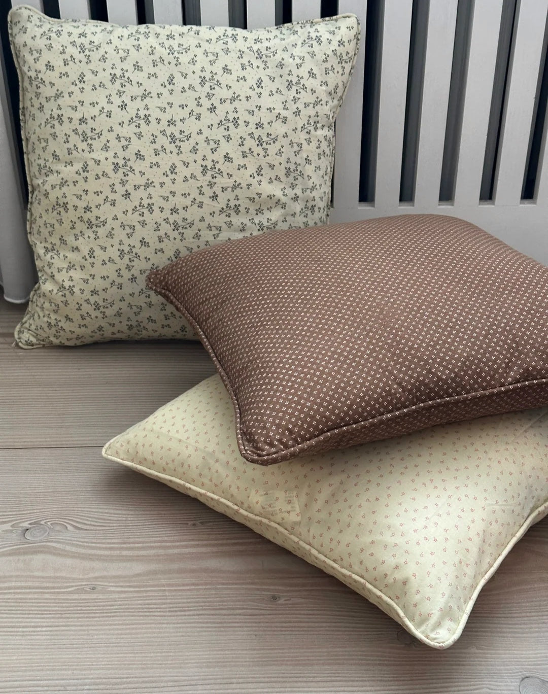 Jou Quilts - Piping Cushion, 45x45 cm., Brown Dots