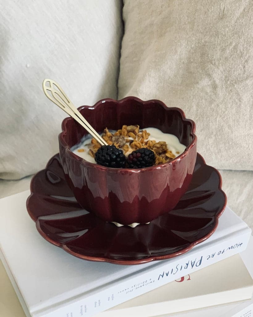 A Kind Gesture – Cosy Stentøj Kop, Mahogany Red
