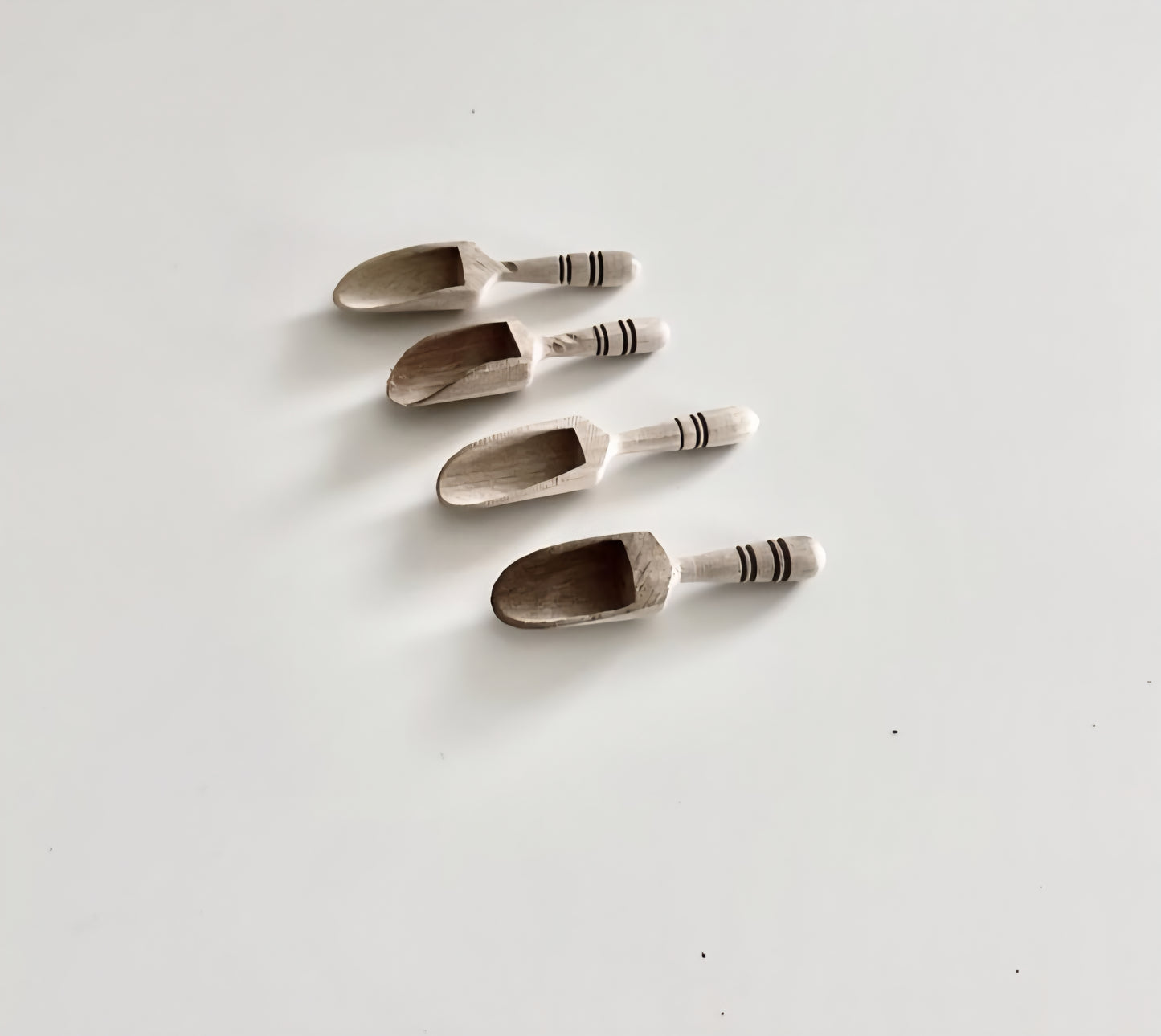 Manipura Living - Salt spade, Walnut