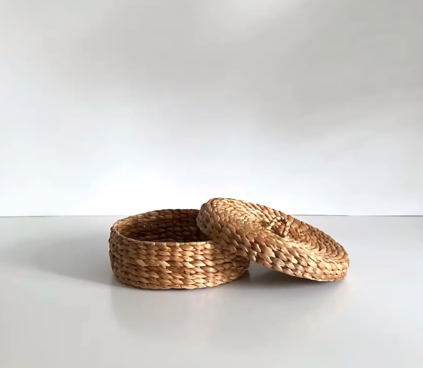 Manipura Living - Wave Kurveæske m/Låg, Vandhyacint, Ø30 cm.