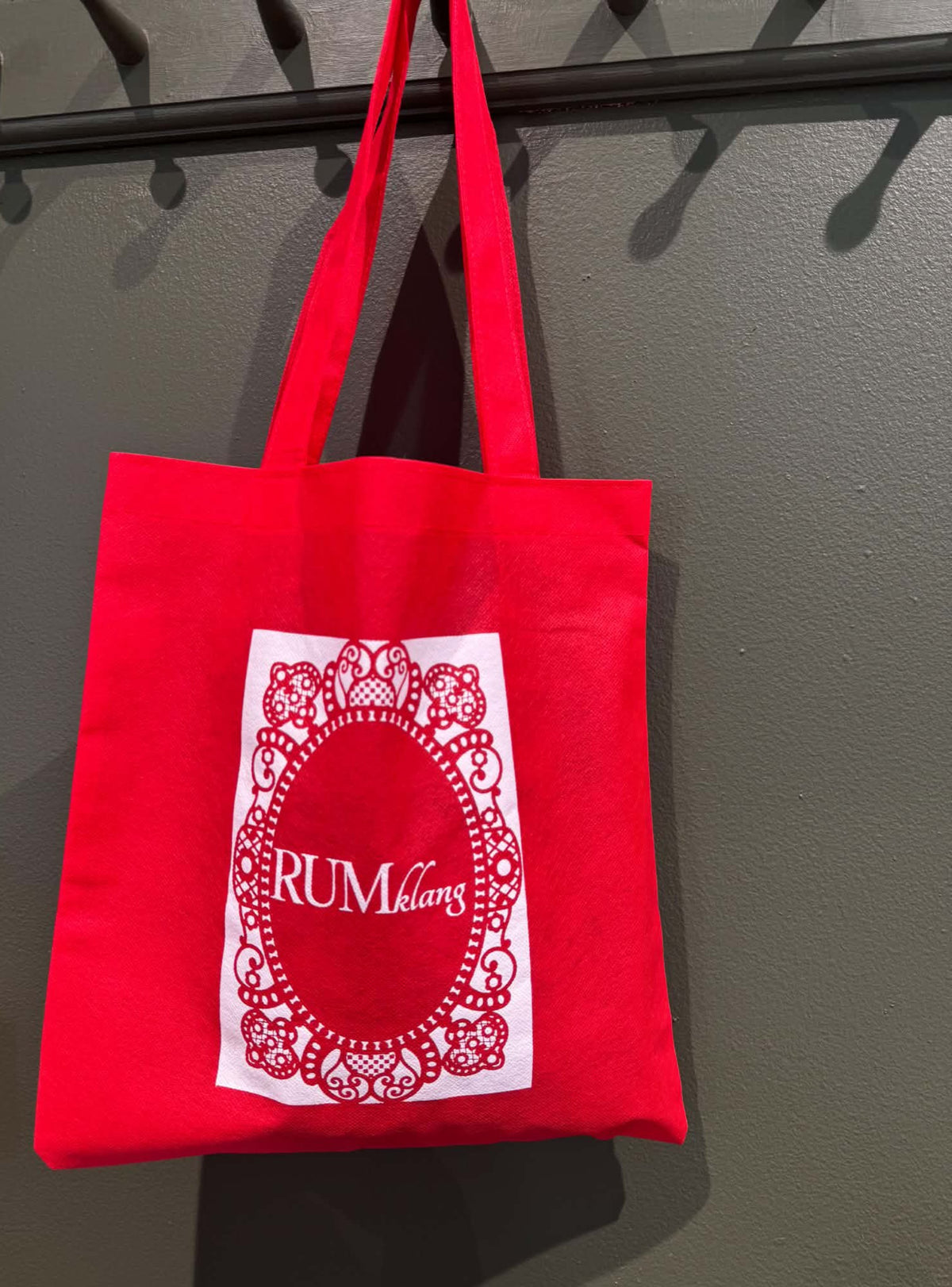 RUMklang Indretning - Rødt Net/Shopper m/blonde og RUMklang-logo tryk
