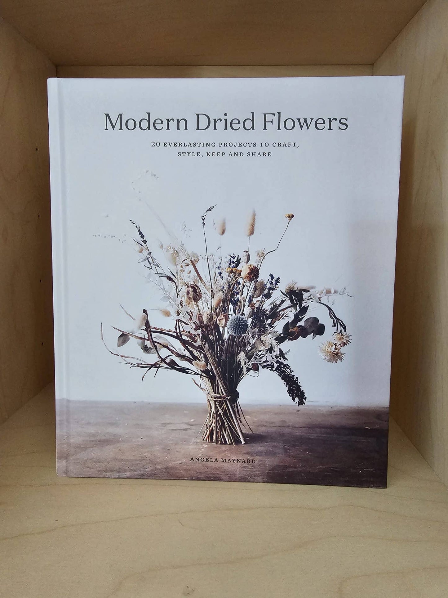 New Mags - "Modern Dried Flowers" - 20 everlasting project to craft, style, keep and share af Angela Maynard