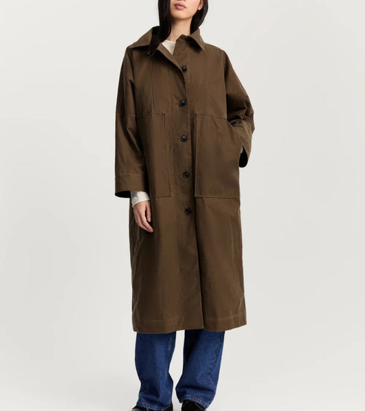 aiayu - Jay Coat-Oilskin, Fås i farverne Bark og Navy