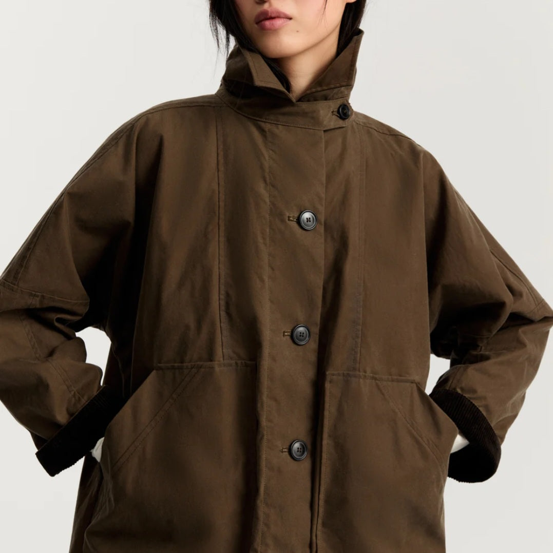 aiayu - Jay Coat-Oilskin, Fås i farverne Bark og Navy