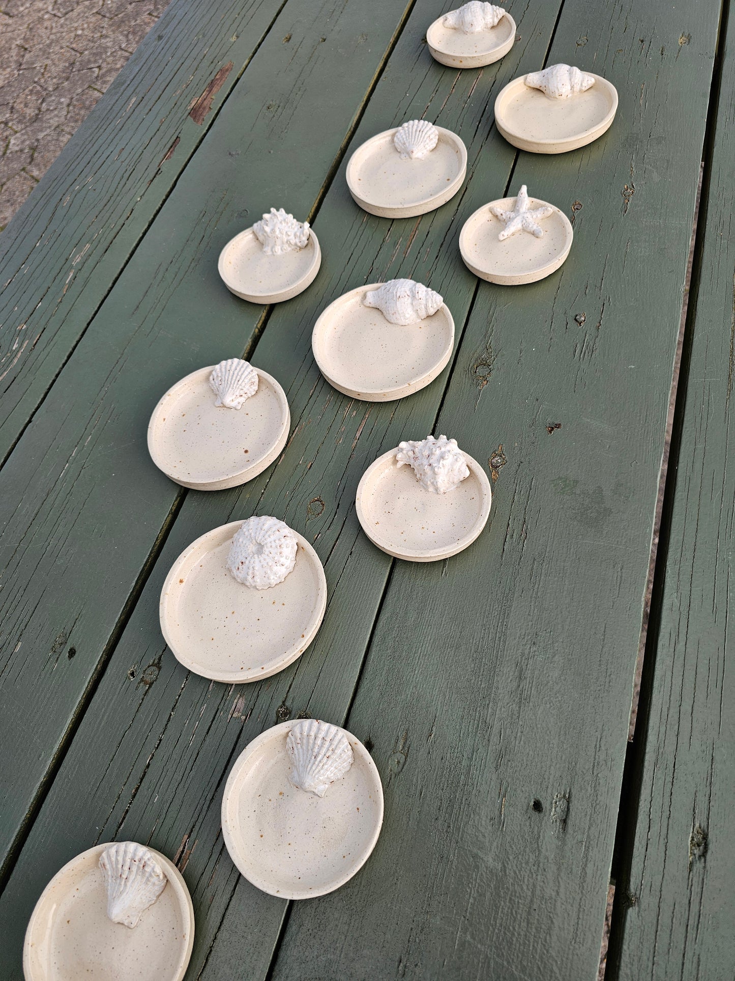 RUMklang Indretning - Handmade by Nord v/Christine Nordkap x RUMklang - Skåle i to størrelser pyntet med skaller, Stentøj, Sand