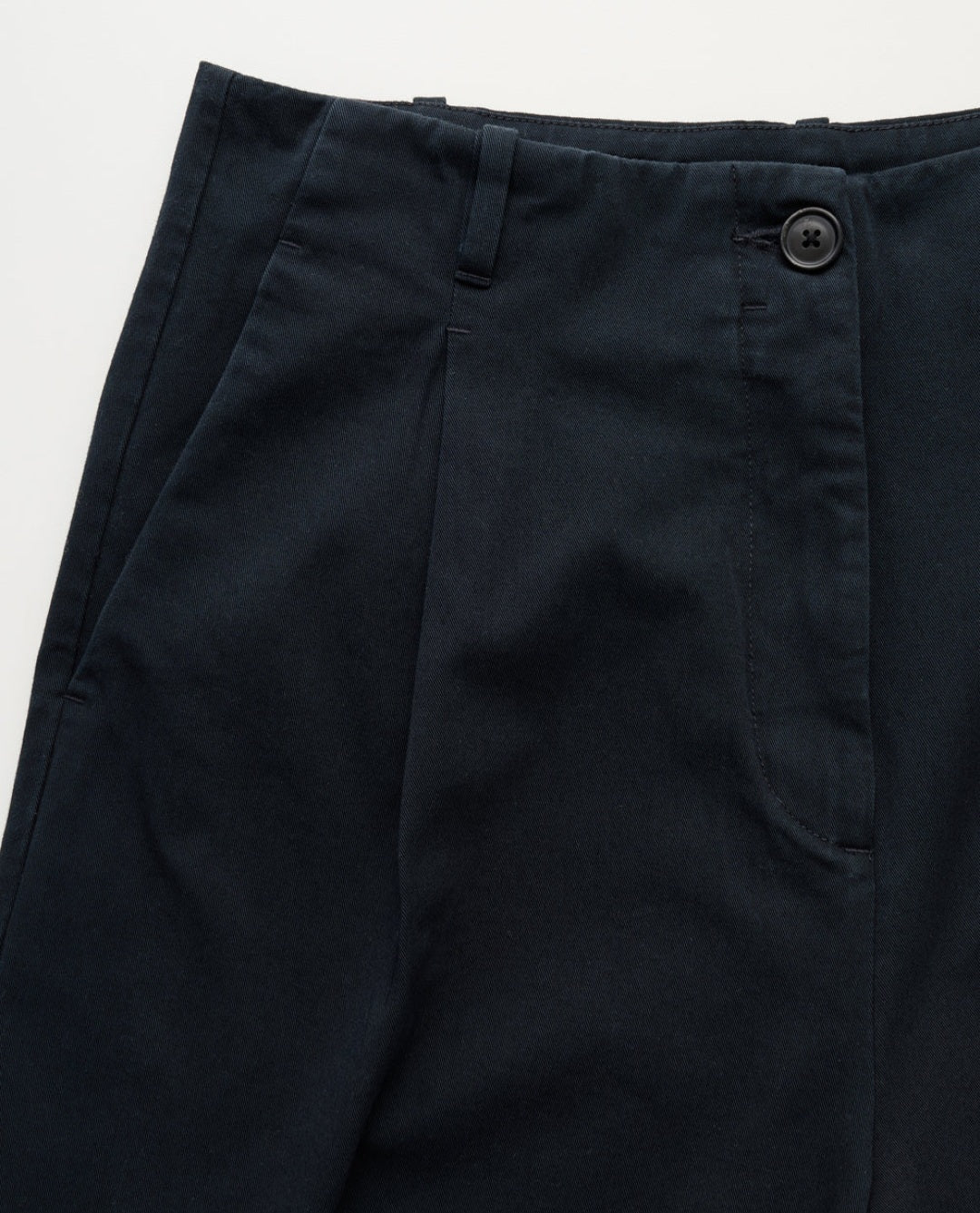 aiayu - Willy Shorts - Fås i farverne Semolina & Black Navy