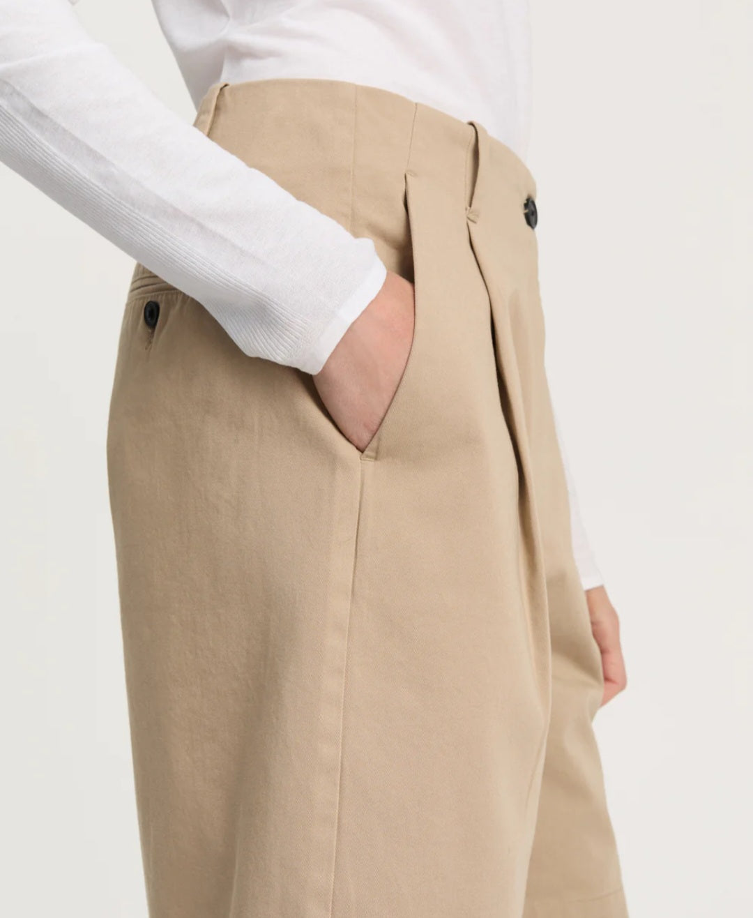 aiayu - Willy Shorts - Fås i farverne Semolina & Black Navy