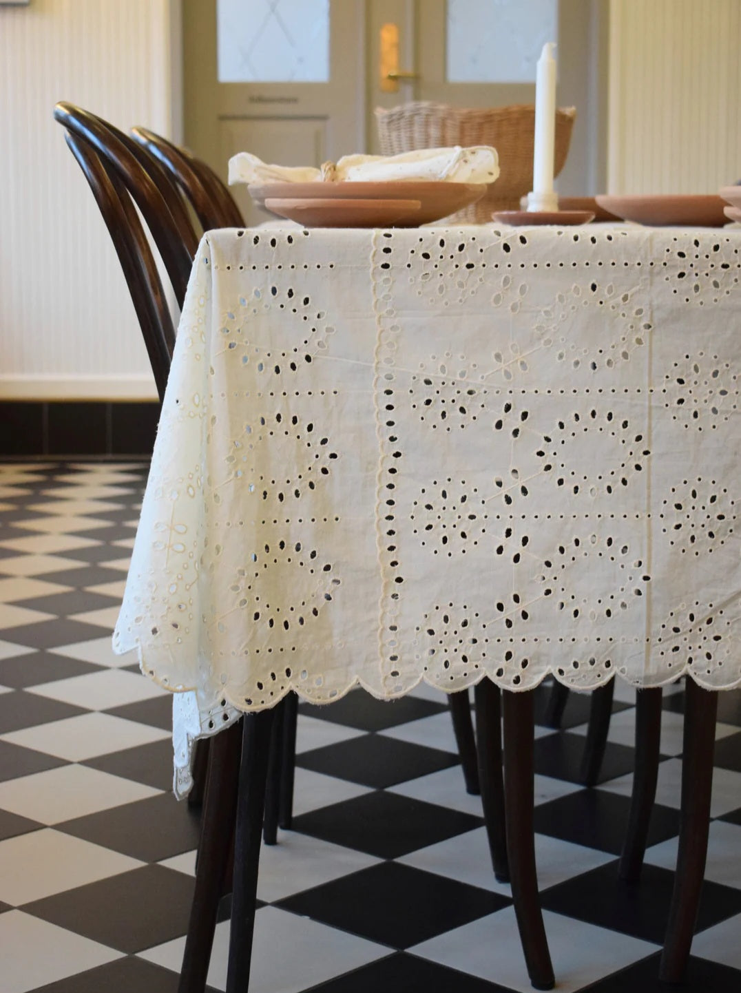 Jou Quilts - Embroidery Anglaise Table Cloth, White, Fås i 2 størrelser - 140x240 cm. & 140x280 cm.