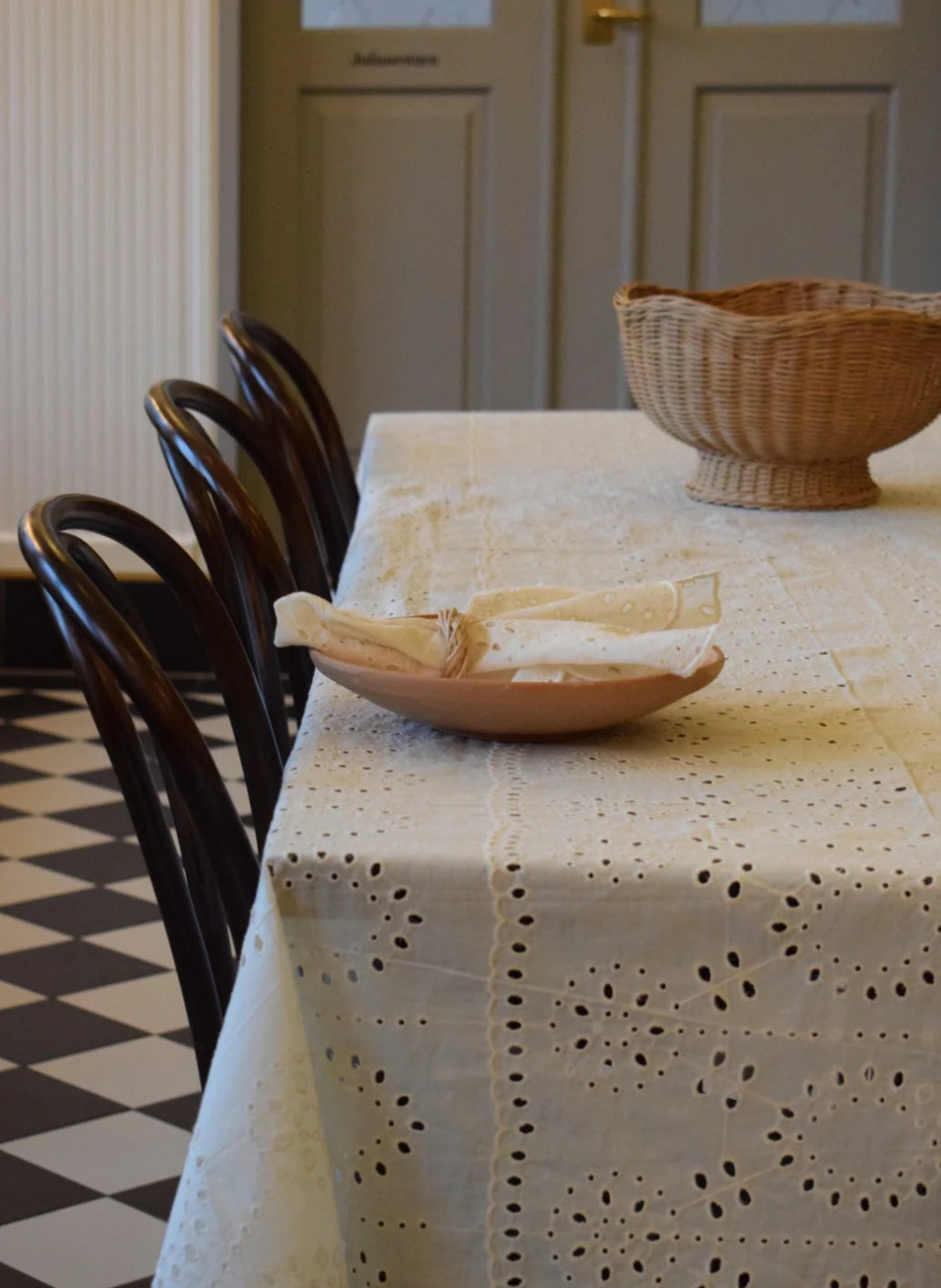 Jou Quilts - Embroidery Anglaise Table Cloth, White, Fås i 2 størrelser - 140x240 cm. & 140x280 cm.
