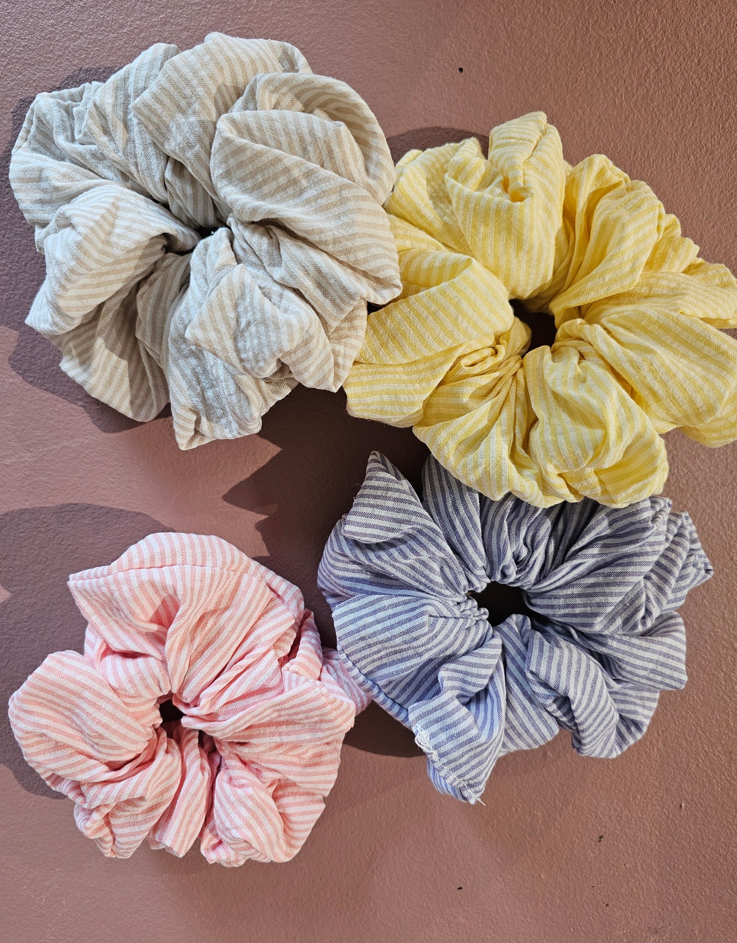 ByStær - Isabella Scrunchie, Fås i 4 farver - Beige/Hvid Strib, Rosa/Hvid Strib, Lilla/Hvid Strib & Gul/Hvid Strib