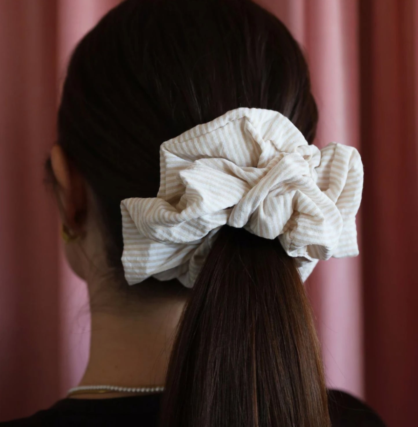 ByStær - Isabella Scrunchie, Fås i 4 farver - Beige/Hvid Strib, Rosa/Hvid Strib, Lilla/Hvid Strib & Gul/Hvid Strib