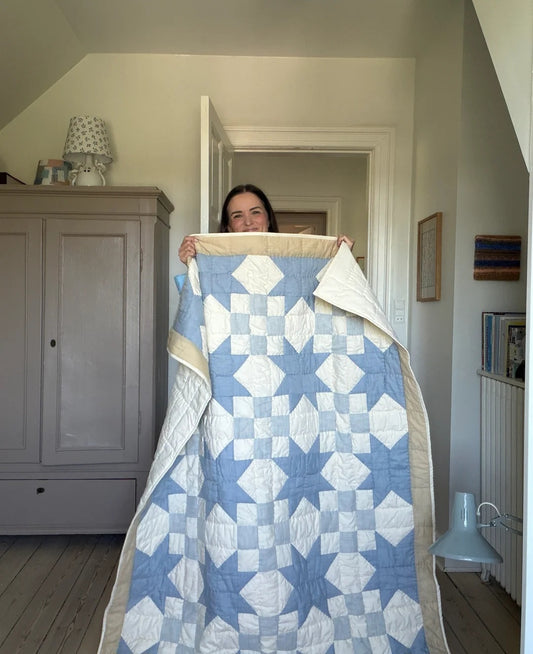 Jou Quilts - JOU half square triangle plaid og sengetæppe, 130x210 cm.