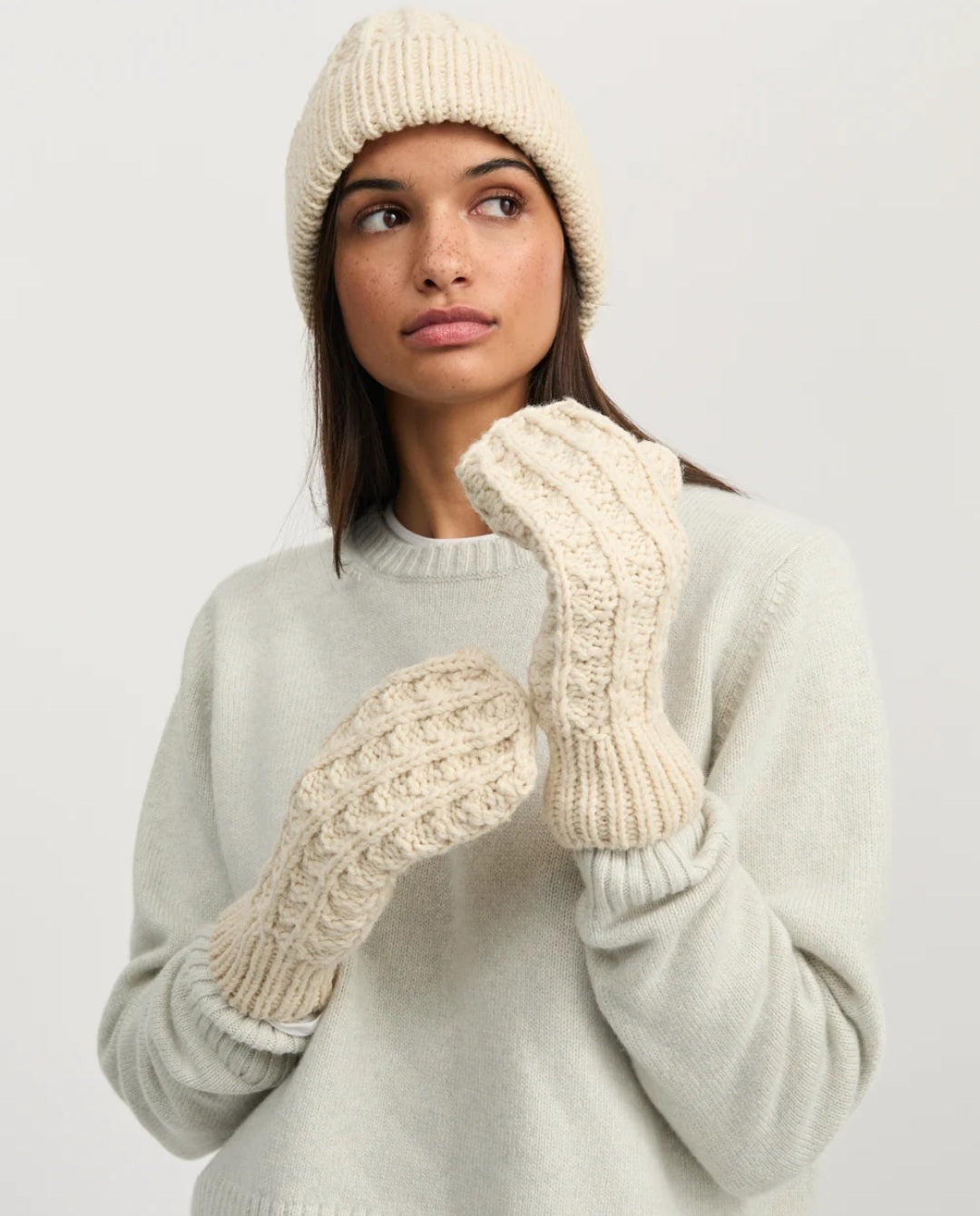 aiayu - Oponi Mittens, Highland Wool, Fås i 2 farver - Pure Ecru & Black Navy