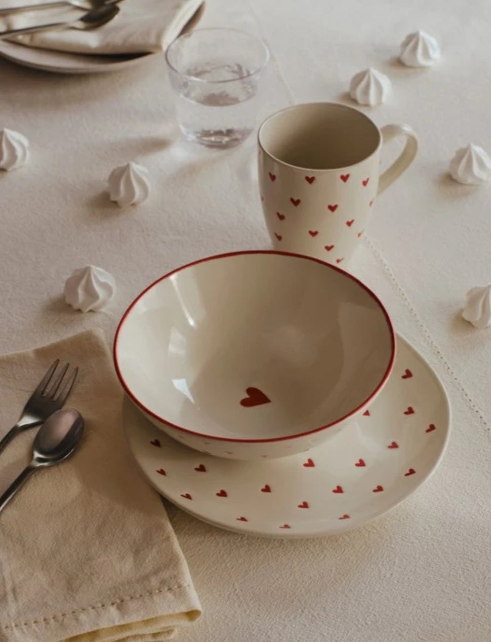 Broste Copenhagen - Amor Keramik serie m/ røde hjerter, Fås i Krus med hank, Dessert-/Frokosttallerken & Skål