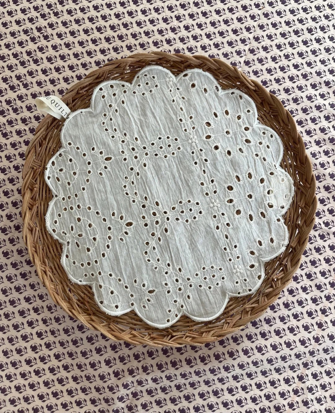 Jou Quilts - Embroidery Anglaise Basket Napkin, Ø28 cm., Hvid