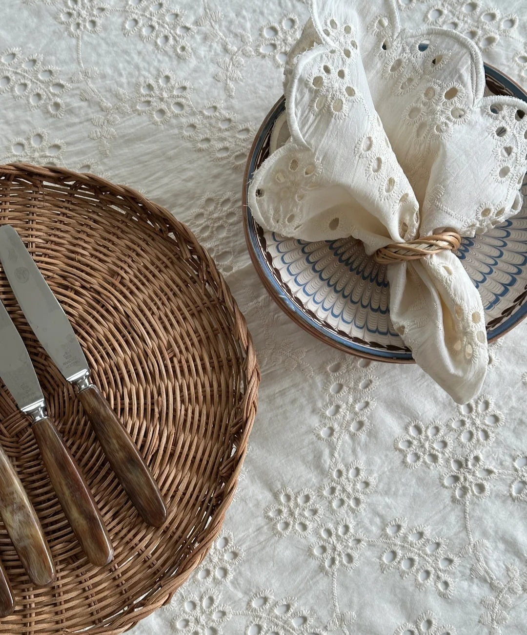 Jou Quilts - Embroidery Anglaise Table Cloth, White, Fås i 2 størrelser - 140x240 cm. & 140x280 cm.