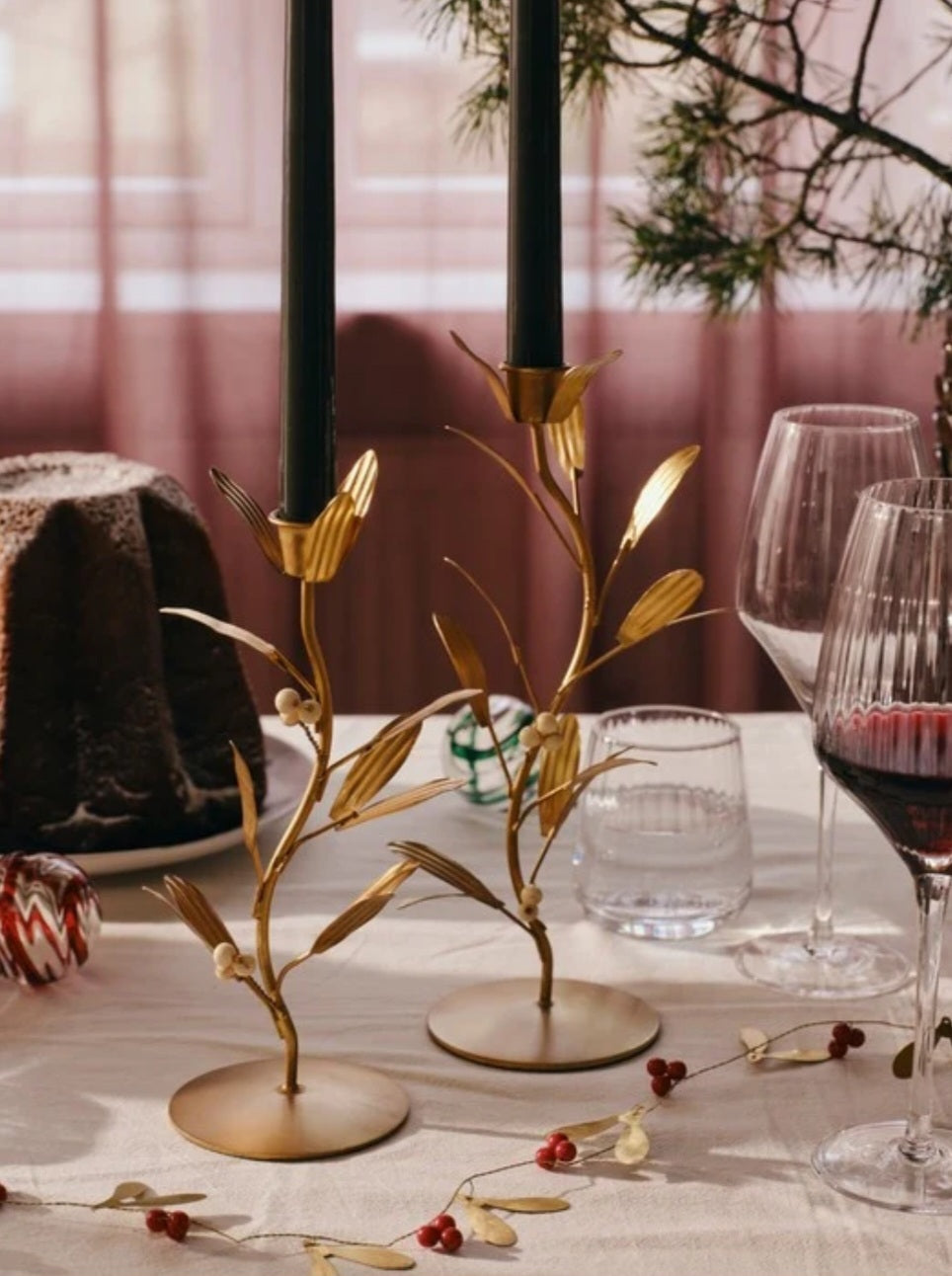 Broste Copenhagen - Mistletoe Lysestage, Ø11xH21 cm., Brass Finish/White Cream, Jern/Glasperler