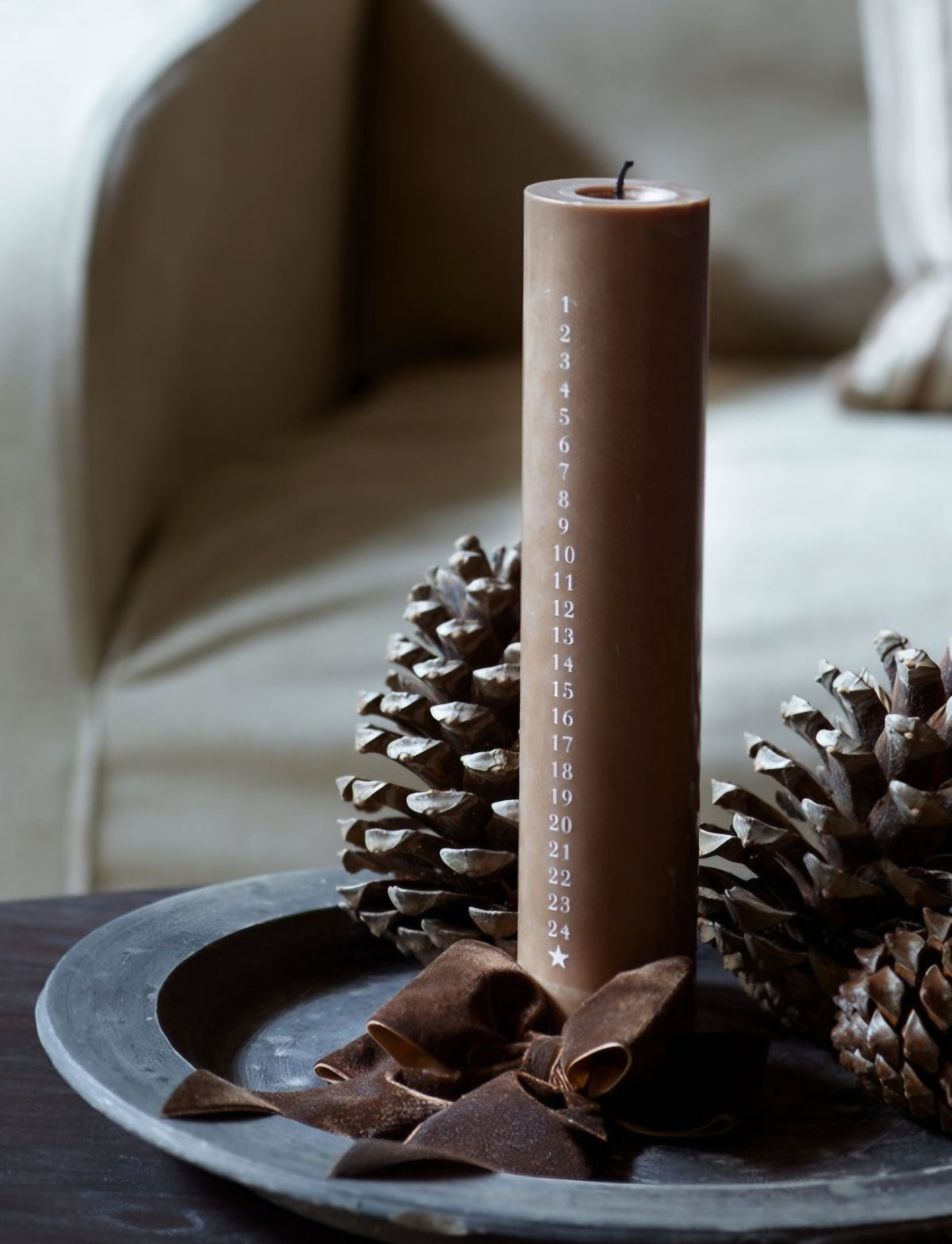 Tine K Home - Kalenderlys, CANDLE-XMAS, D5xH25 cm., Fås i 2 farver - Sand & Hazel