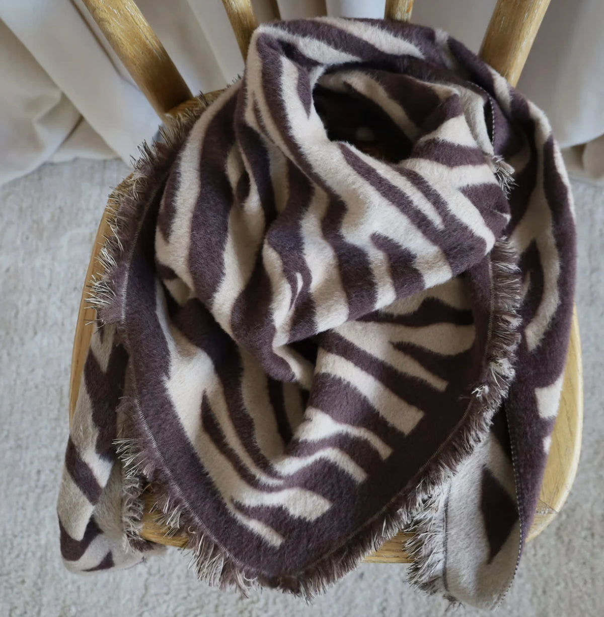 By Stær - Margot Tørklæde, Zebra, Fås i 2 farvevarianter - Beige/Nougat & Beige/Sort