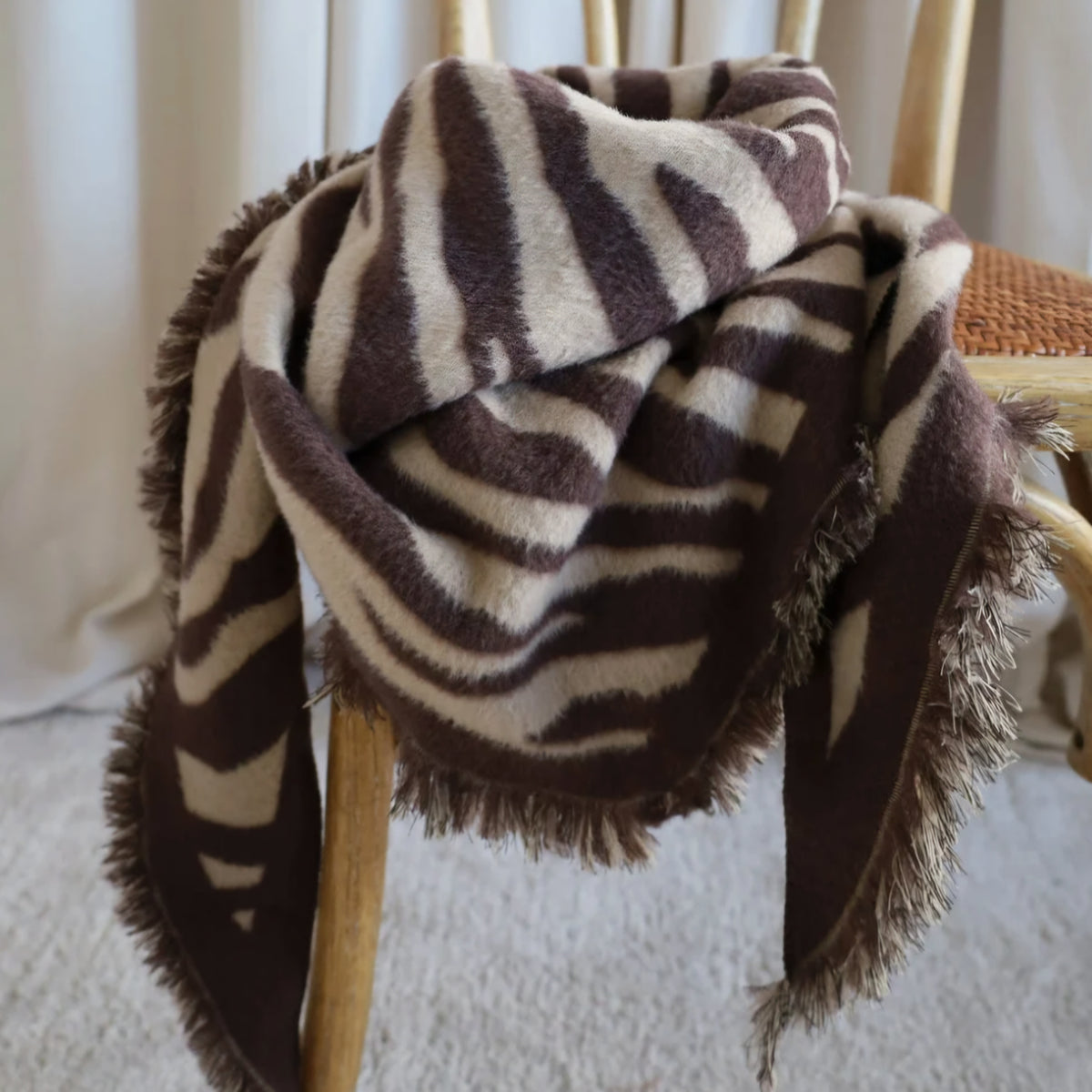 By Stær - Margot Tørklæde, Zebra, Fås i 2 farvevarianter - Beige/Nougat & Beige/Sort