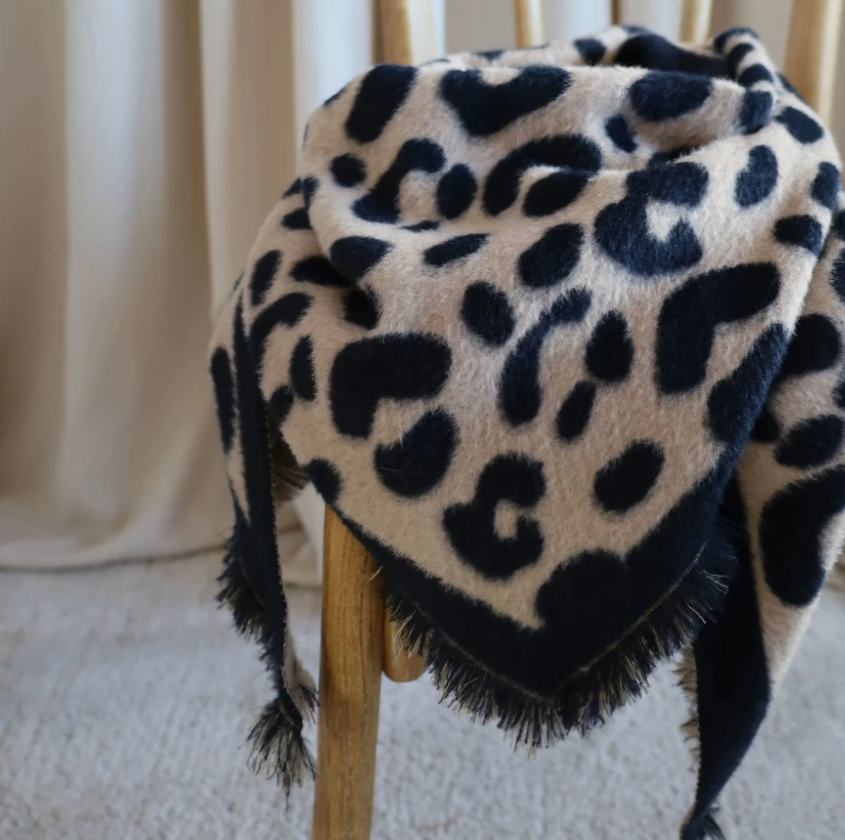 By Stær - Margot Tørklæde, Zebra, Fås i 2 farvevarianter - Beige/Nougat & Beige/Sort