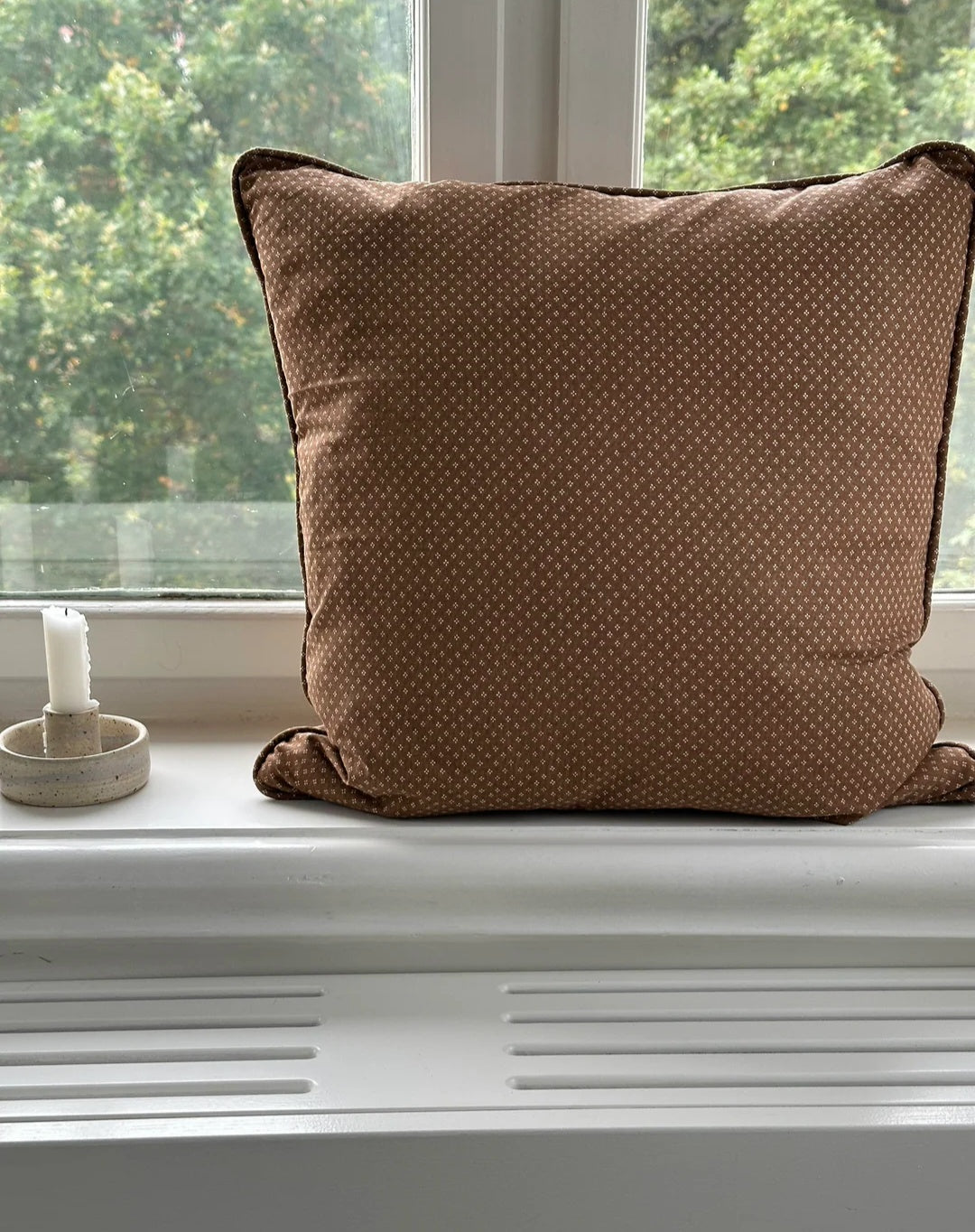 Jou Quilts - Piping Cushion, 45x45 cm., Brown Dots