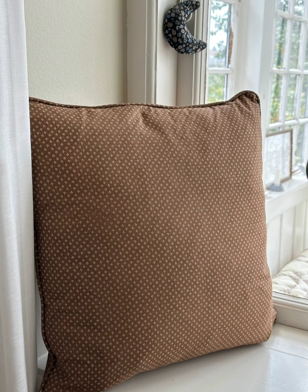 Jou Quilts - Piping Cushion, 45x45 cm., Brown Dots