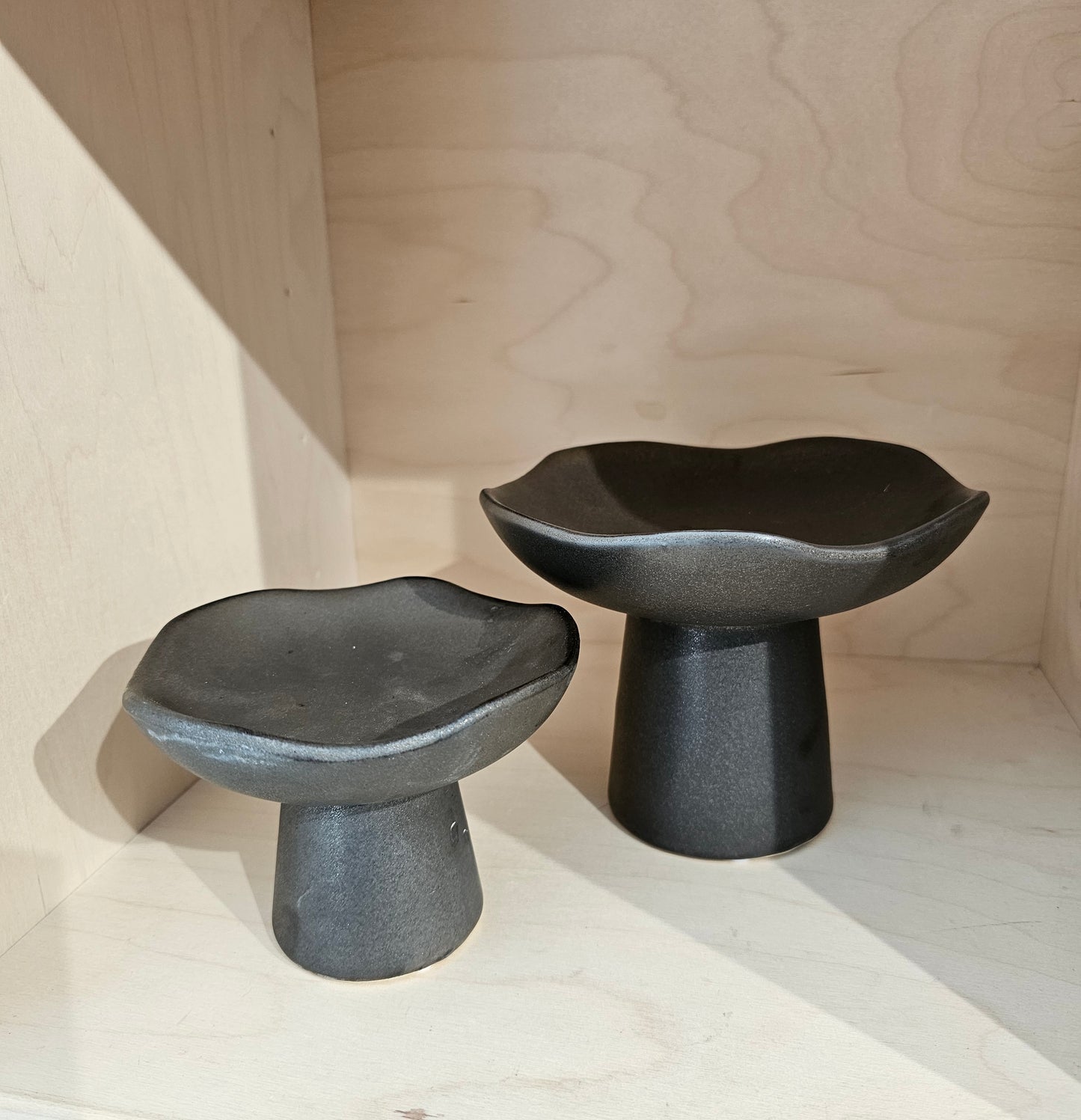 Broste Copenhagen - Momo Lysestage, Charcoal, Stentøj med reaktiv glasur - fås i 2 størrelser