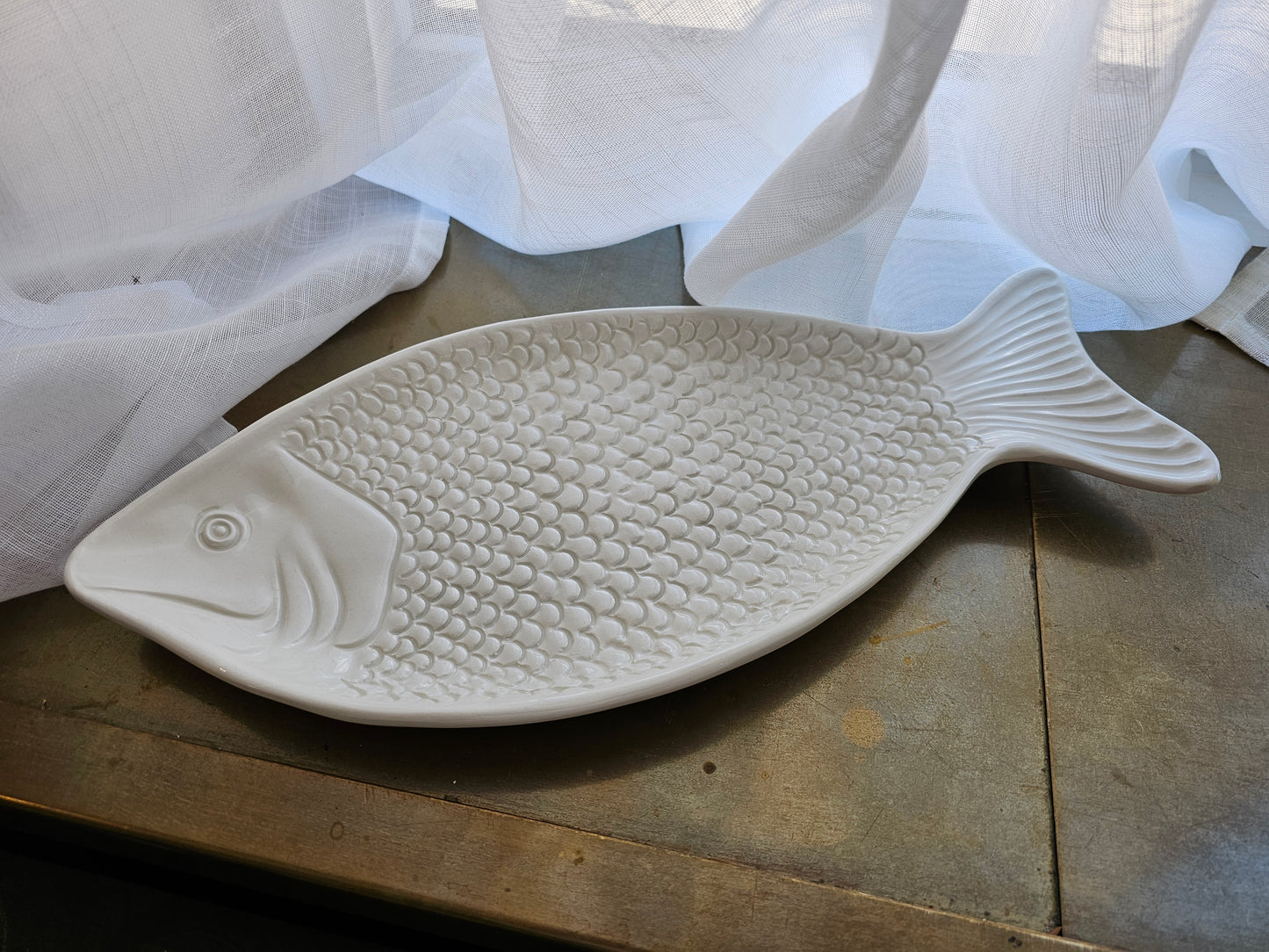 Caja Company - Fiskeformet Fad, Hvidt italiensk fajance, Fås i 2 størrelser - 40x17 & 50x20 cm.