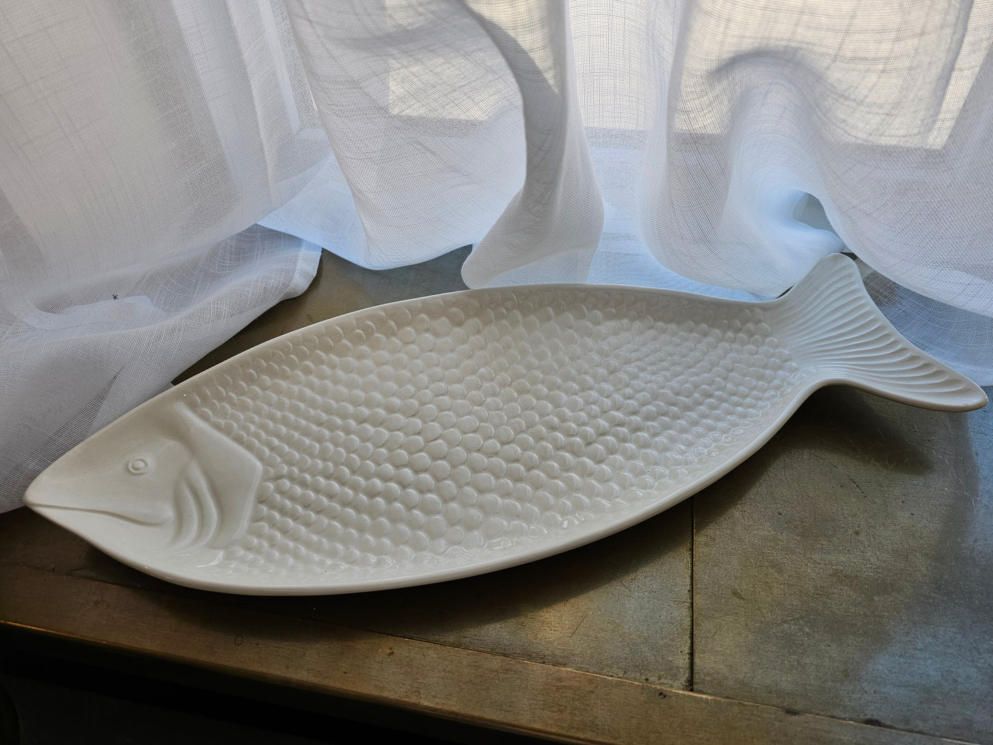 Caja Company - Fiskeformet Fad, Hvidt italiensk fajance, Fås i 2 størrelser - 40x17 & 50x20 cm.