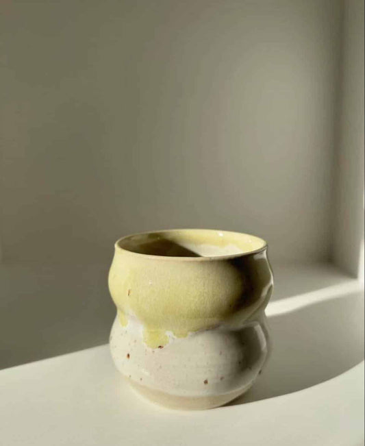 Del Nord Ceramics - Curvy Spring Cup, Hvid/Gul