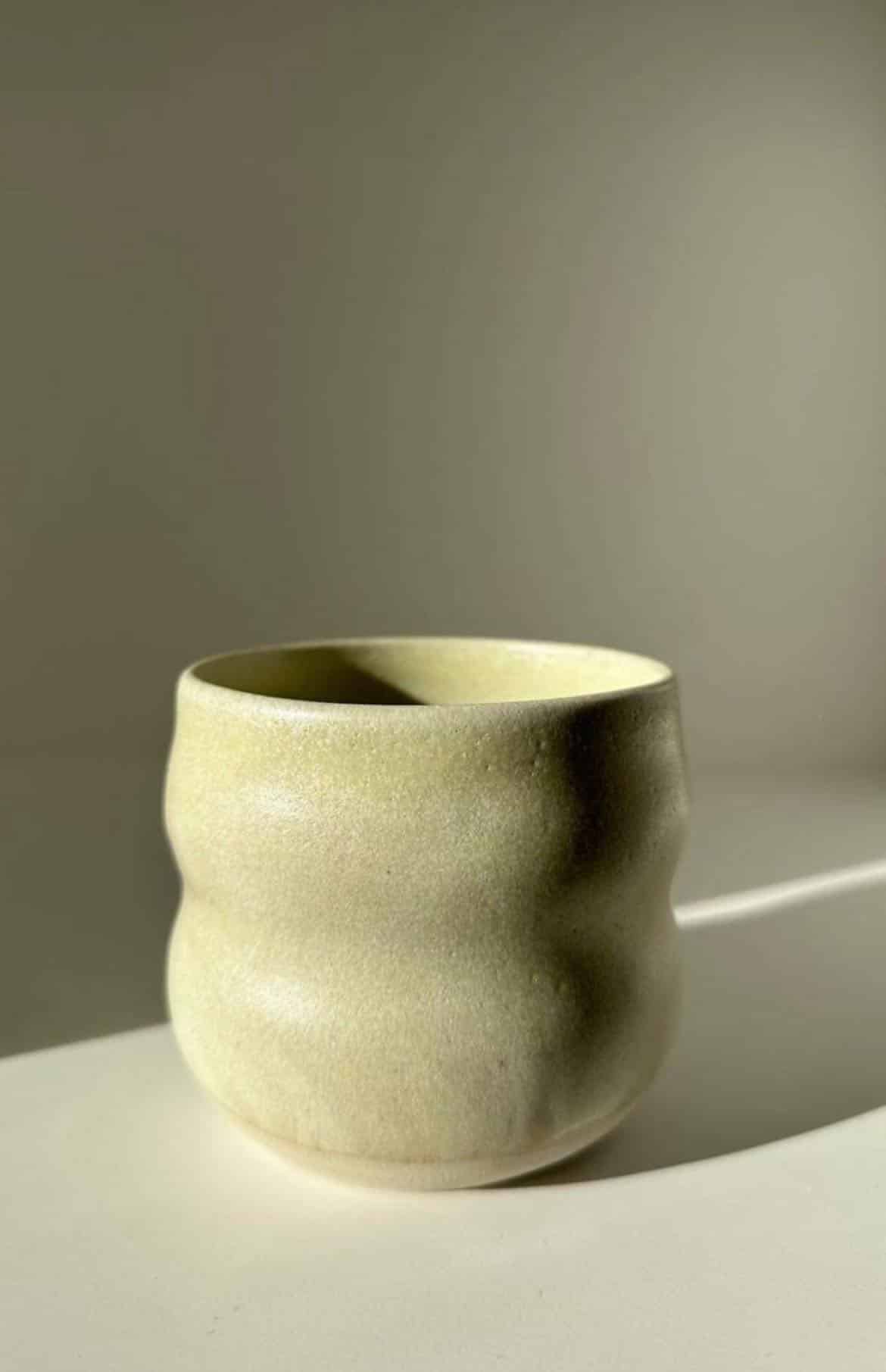 Del Nord Ceramics - Curvy Spring Cup, Mat Gul