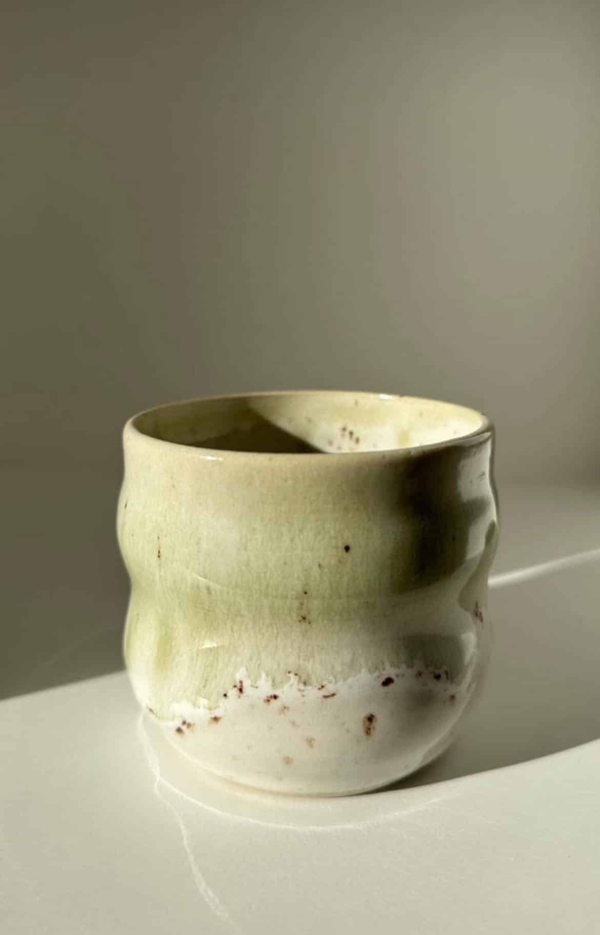 Del Nord Ceramics - Curvy Spring Cup, Hvid/Grøn