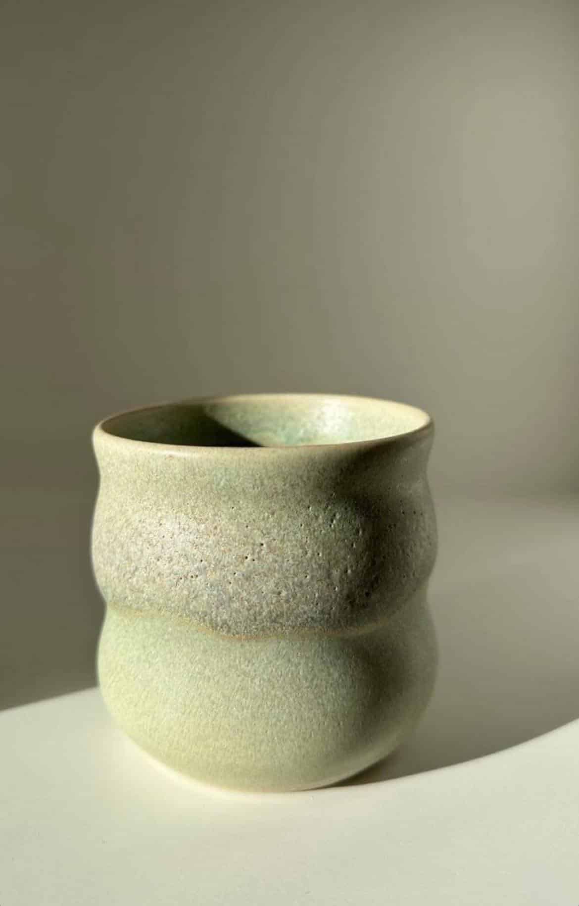 Del Nord Ceramics - Curvy Spring Cup, Mat Grøn