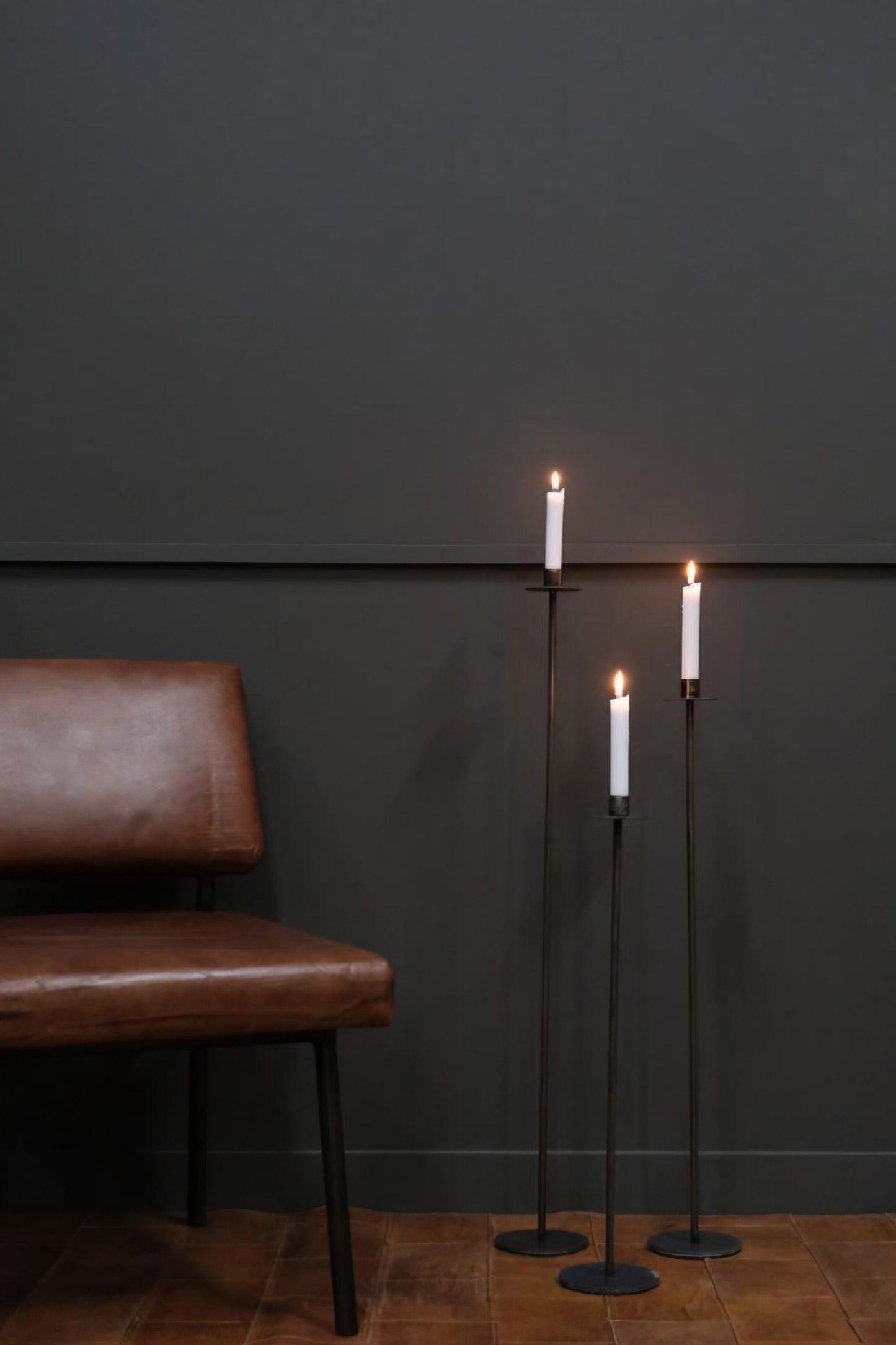 Trademark Living - Dean Slank Gulvlysestage, Fås i 2 størrelser S & M